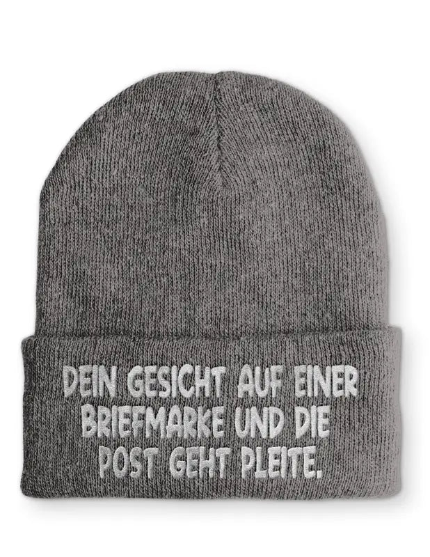 Dein Gesicht auf einer Briefmarke und die Post geht Pleite. Statement Beanie Mütze mit Spruch - tshirtladen - Mütze