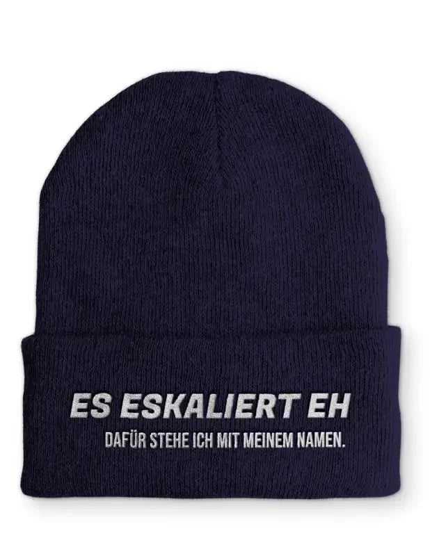 Es eskaliert eh dafür stehe ich mit meinem Namen. Statement Beanie Mütze mit Spruch - tshirtladen - Mütze