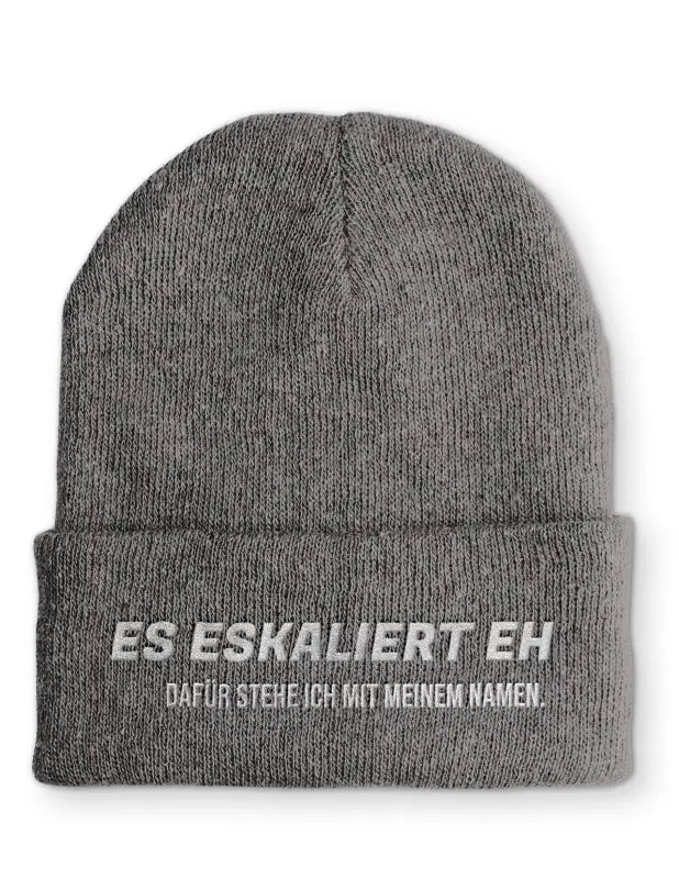Es eskaliert eh dafür stehe ich mit meinem Namen. Statement Beanie Mütze mit Spruch - tshirtladen - Mütze