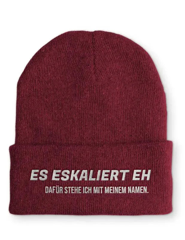 Es eskaliert eh dafür stehe ich mit meinem Namen. Statement Beanie Mütze mit Spruch - tshirtladen - Mütze