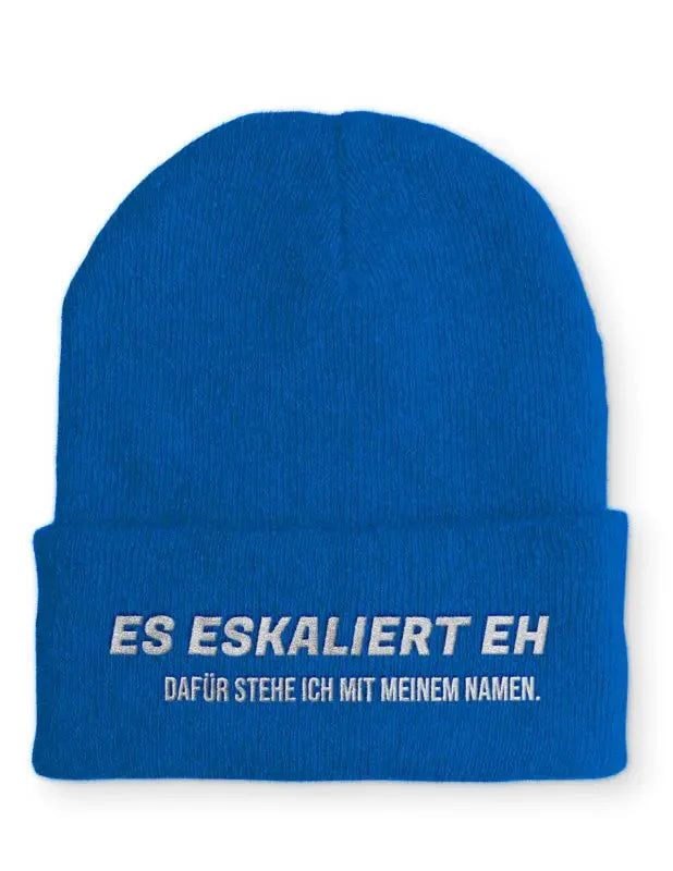 Es eskaliert eh dafür stehe ich mit meinem Namen. Statement Beanie Mütze mit Spruch - tshirtladen - Mütze