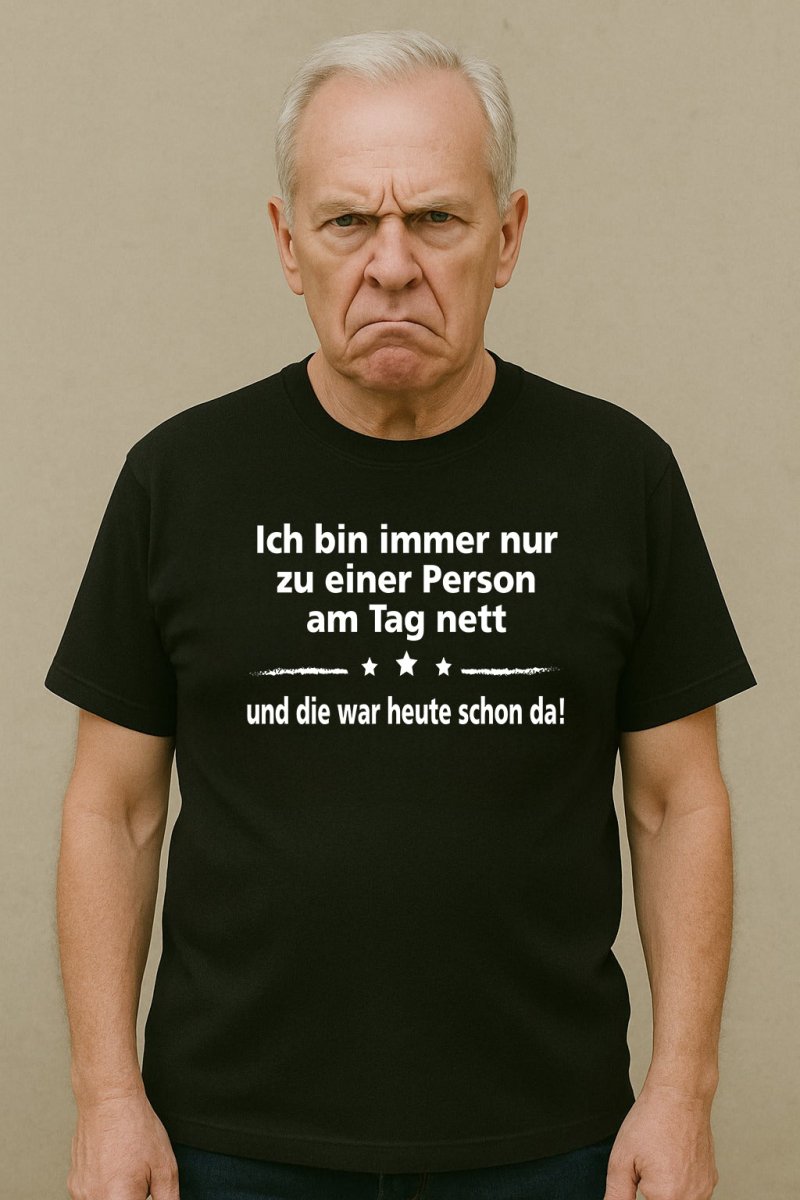 Lustiges T-Shirt für Männer – Schwarzes Spruchshirt „Ich bin nur zu einer Person am Tag nett“ – Ironisches Statement Shirt mit witzigem Aufdruck - Schwarzer - Kaffee