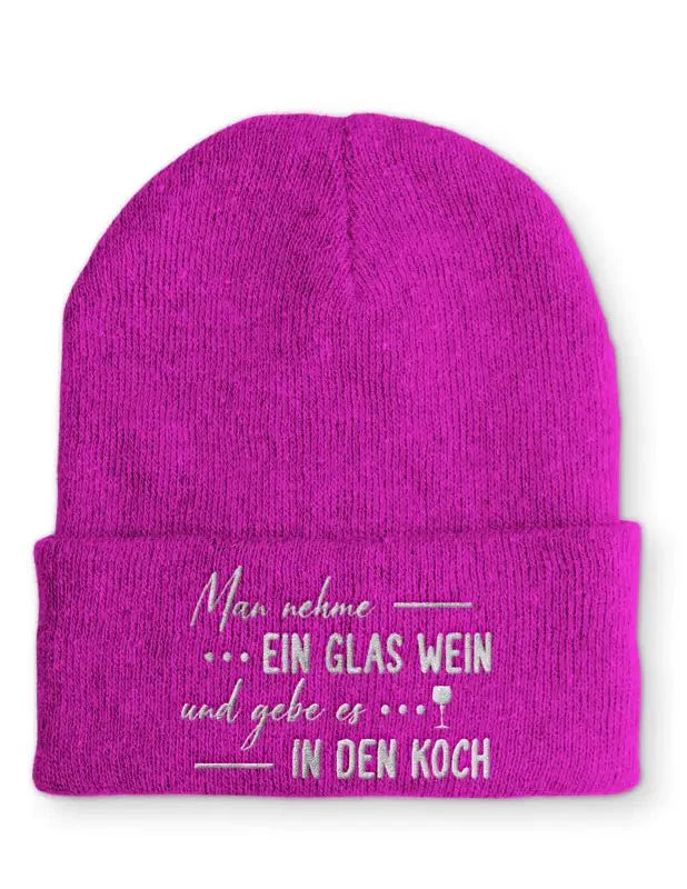Man nehme ein Glas Wein und gebe es in den Koch Statement Beanie Mütze mit Spruch - tshirtladen - Mütze