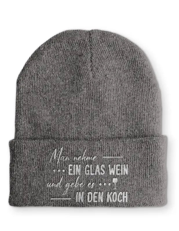 Man nehme ein Glas Wein und gebe es in den Koch Statement Beanie Mütze mit Spruch - tshirtladen - Mütze