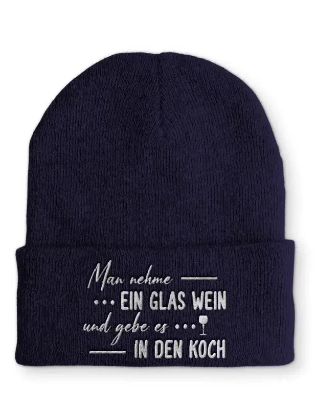 Man nehme ein Glas Wein und gebe es in den Koch Statement Beanie Mütze mit Spruch - tshirtladen - Mütze