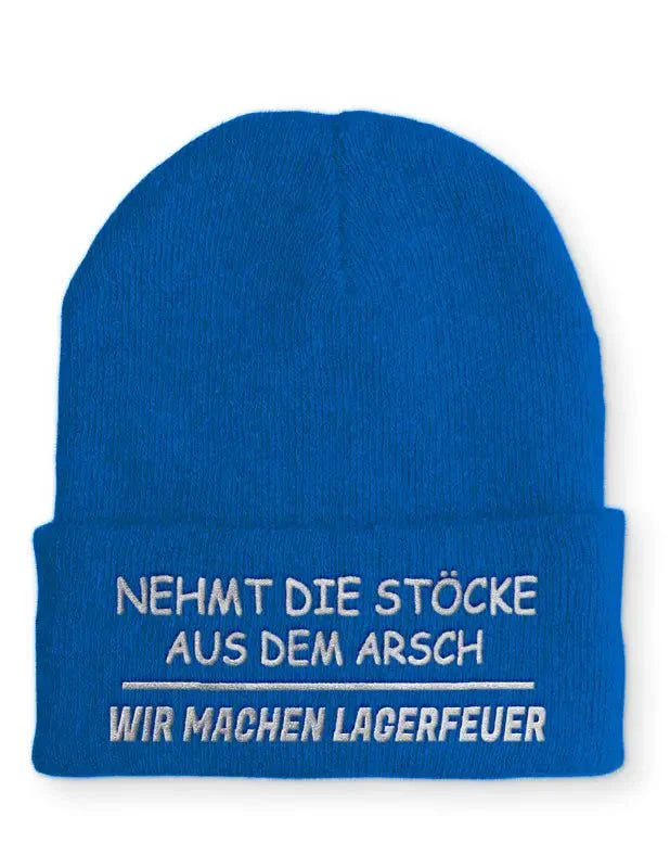 Nehmt die Stöcke aus dem Arsch Wir machen Lagerfeuer Statement Beanie Mütze mit Spruch - tshirtladen - Mütze