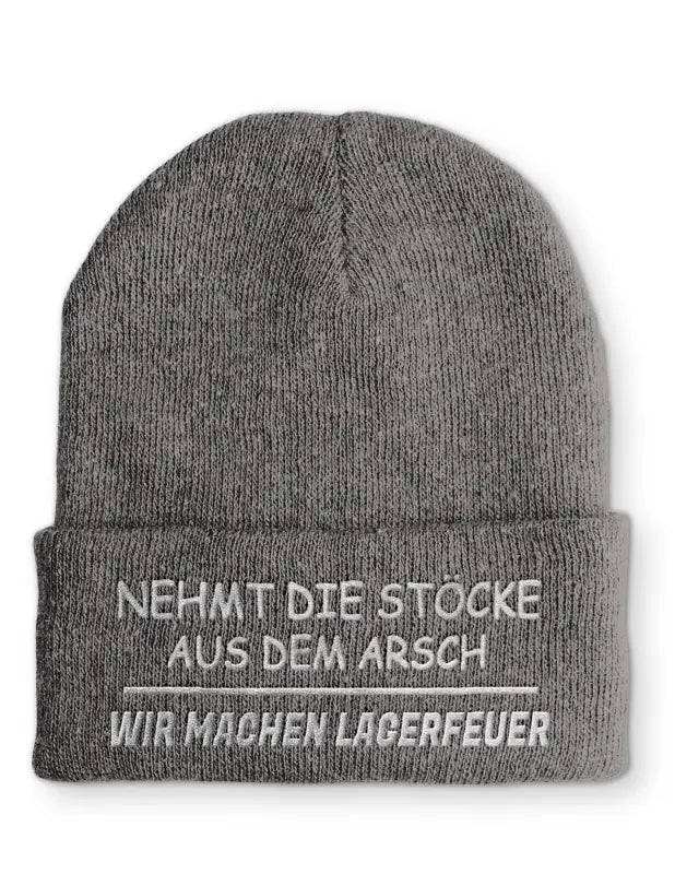 Nehmt die Stöcke aus dem Arsch Wir machen Lagerfeuer Statement Beanie Mütze mit Spruch - tshirtladen - Mütze