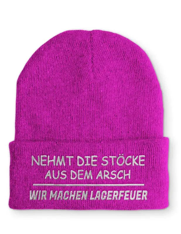 Nehmt die Stöcke aus dem Arsch Wir machen Lagerfeuer Statement Beanie Mütze mit Spruch - tshirtladen - Mütze