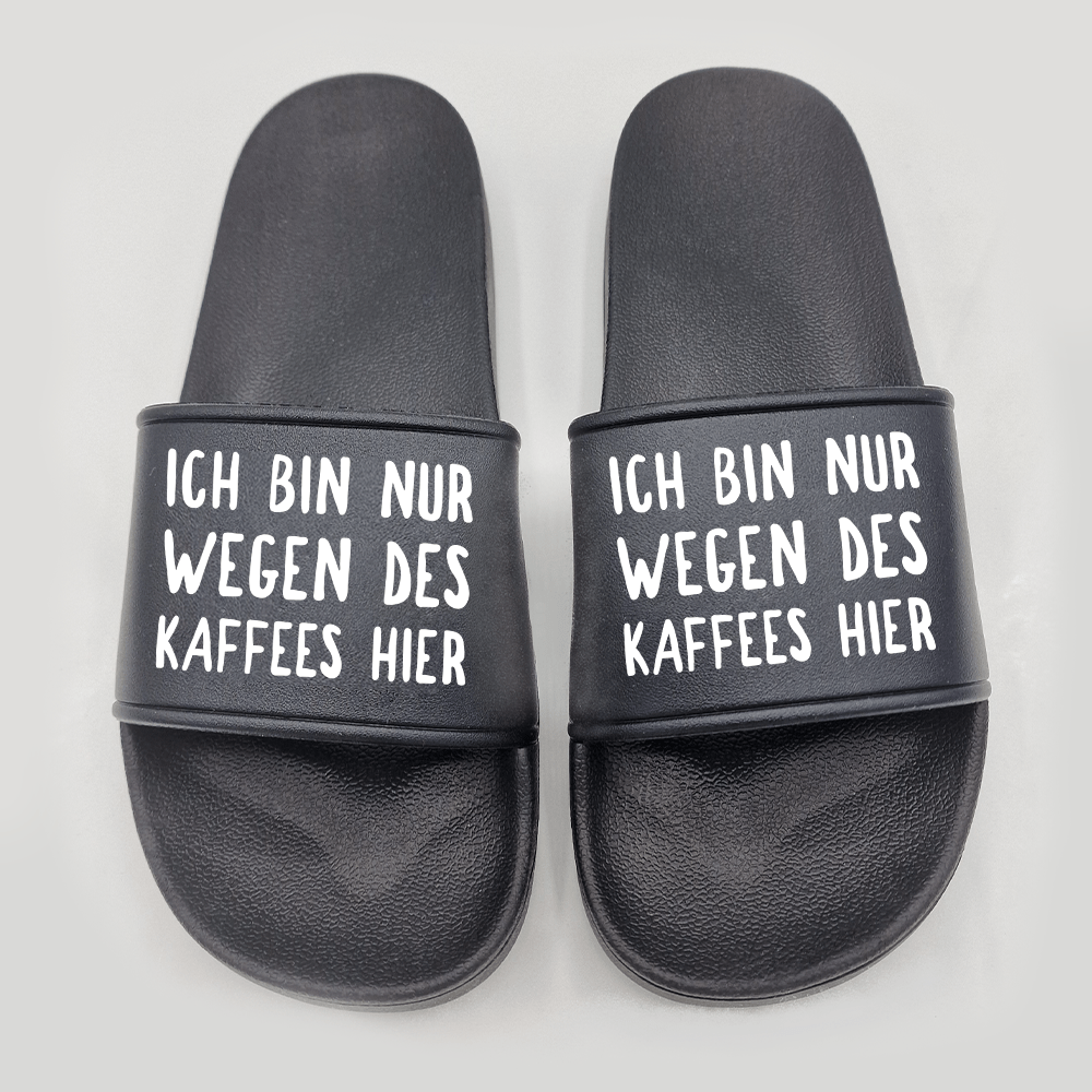 Badeschuhe Ich bin nur wegen des Kaffees hier - Schwarzer - Kaffee