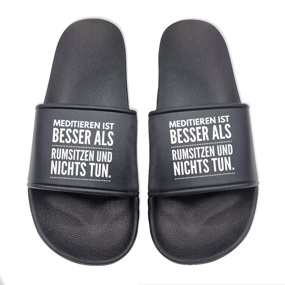 Badeschuhe Meditieren ist besser als rumsitzen und nichts tun - Schwarzer - Kaffee