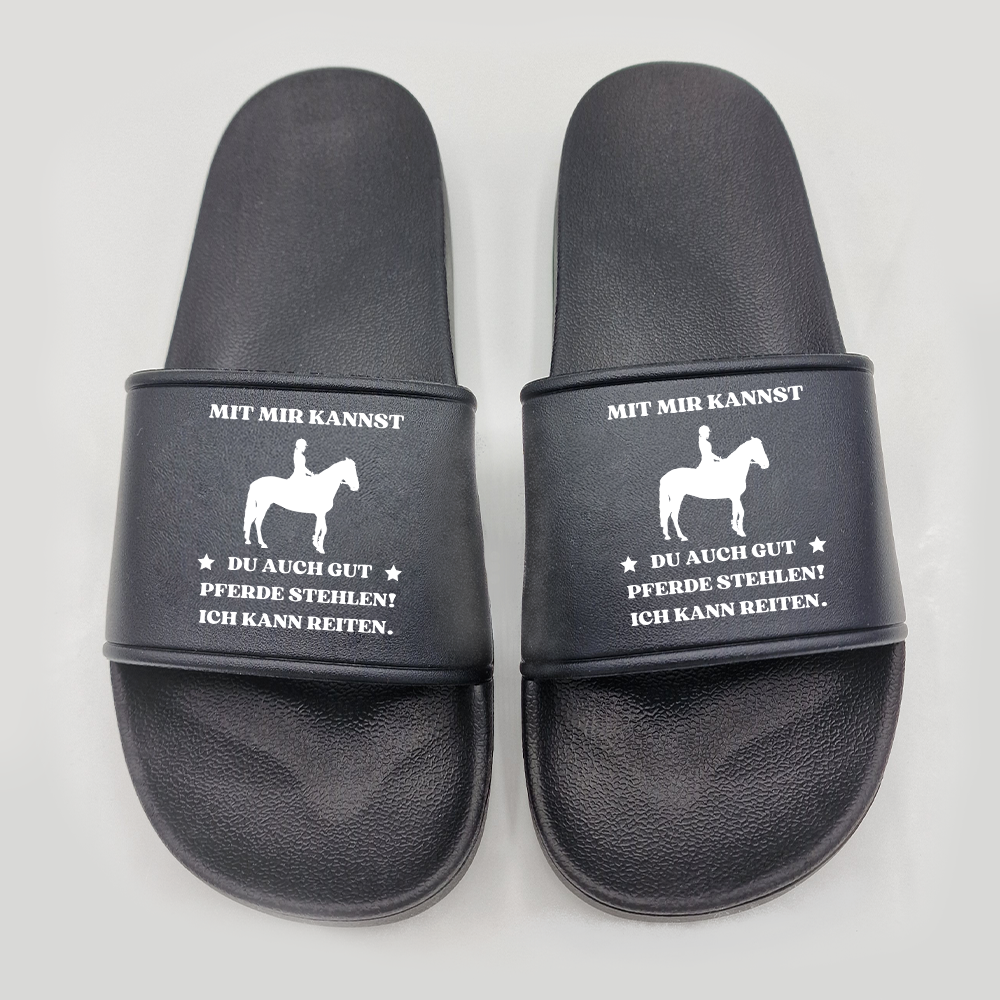 Badeschuhe Mit mir kannst du auch gut pferde stehlen! Ich kann Reiten.