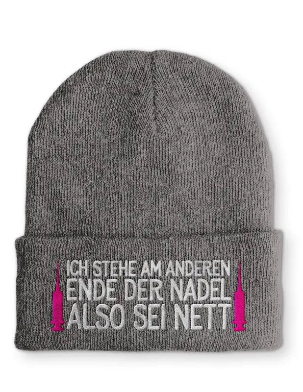 Arzthelferin Ich stehe am anderen Ende der Nadel Statement Beanie Mütze mit Spruch - tshirtladen - Mütze