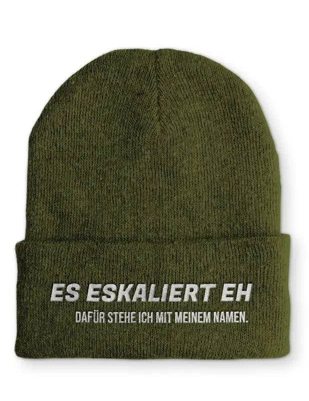 Es eskaliert eh dafür stehe ich mit meinem Namen. Statement Beanie Mütze mit Spruch - tshirtladen - Mütze