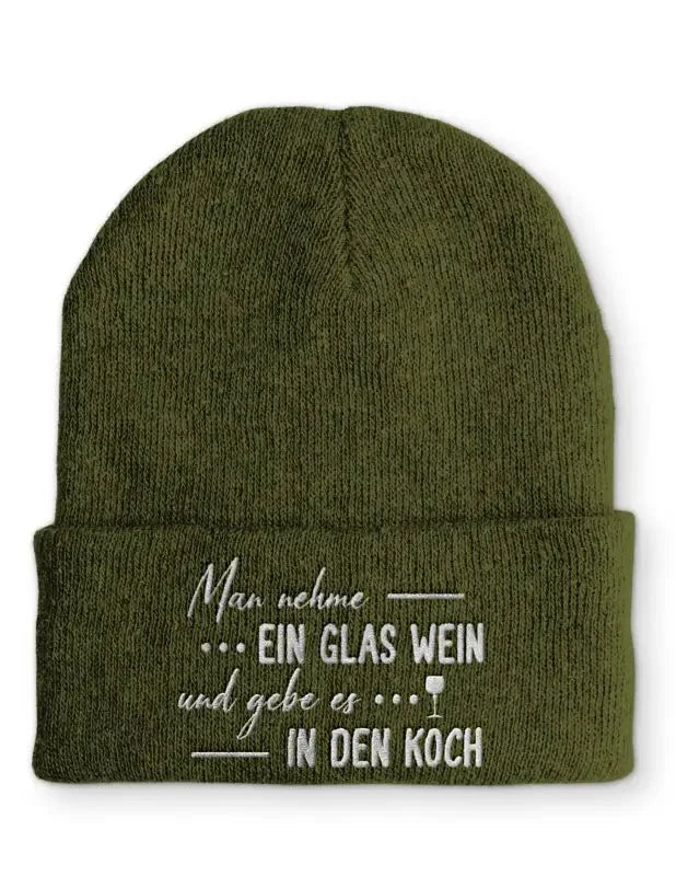 Man nehme ein Glas Wein und gebe es in den Koch Statement Beanie Mütze mit Spruch - tshirtladen - Mütze