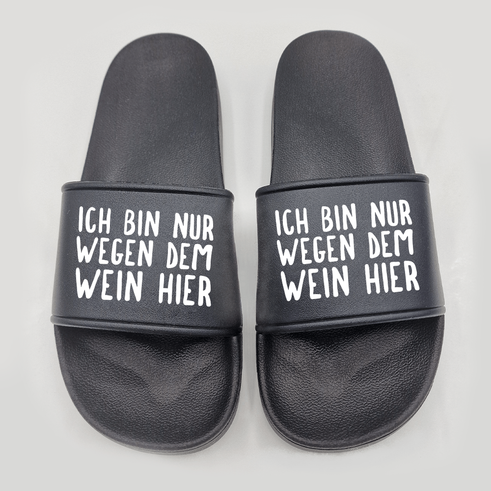 Badeschuhe Ich bin nur wegen dem Wein hier - Schwarzer - Kaffee
